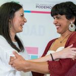 La coordinadora regional de Podemos, Teresa Rodríguez (d), y la diputada por Huelva en el Congreso, Isabel Franco, durante el debate con motivo de las primarias internas. EFE/Raúl Caro.