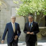 El presidente de Cataluña, Quim Torra (d) y el presidente de Flandes, Geert Bourgeois (i), al inicio de la reunión que mantuvieron ayer en el Palau de la Generalitat de Barcelona. EFE/Toni Albir