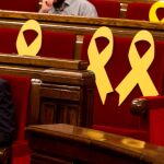 Lazos amarillos en el Parlament en los sitios en los que deberían ubicarse los diputados catalanes independentistas que están encarcelados / EFE