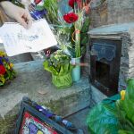 Tumba de Antonio Machado, donde sus lectores todavía continúan dejando flores y recuerdos