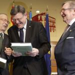 El presidente Ximo Puig,en la apertura de la jornada del Día Mundial del Agua organizada por Fecoreva.El profesor Gil Olcina, que recibió la medalla de los regantes de manos de su presidente José Andújar