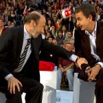 Alfredo Pérez Rubalcaba y José Luis Rodríguez Zapatero rodeados de gente en un acto del año 2011