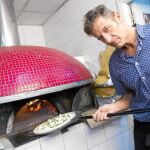 El polifacético actor regenta, junto a su mujer, el restaurante Ouh Babbo, que cuenta con horno de leña napolitano.