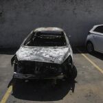 Coche calcinado encontrado por la Policía brasileña con un cuerpo carbonizado en su interior, con la placa del vehículo que el embajador griego en Brasil, Kyriakos Amiridis, había alquilado para moverse en Río de Janeiro