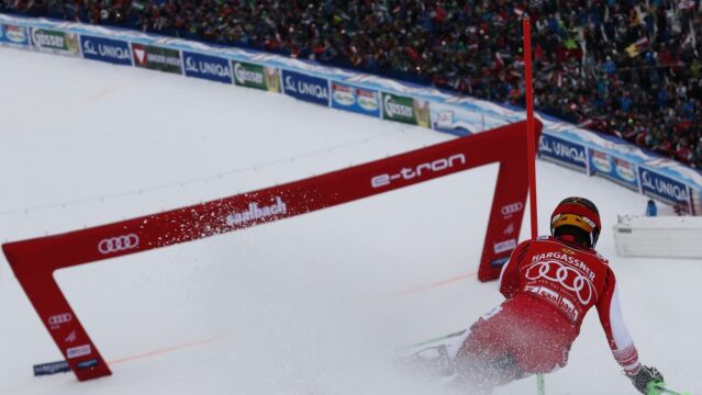 Marcel Hirscher momentos antes de cruzar la meta