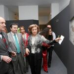 Jesús Julio Carnero junto a José Ramón Alonso y Elisa de Wattenberg, al inaugurar la muestra