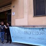 Manifestación en apoyo de las víctimas a las puertas de los Maristas de Barcelona