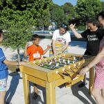 Al-Hach jugando al futbolín con Eva, Ángel y sus hijos, Clara y Carlos/ Connie G. Santos