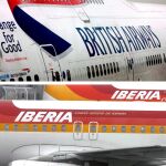 Avión de la aerolínea British Airways (arriba) y un aparato de la compañía aérea Iberia