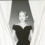 Grace Kelly con un vestido negro de cóctel de la firma Dior