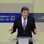 El presidente del Principado, Javier Fernández (i), durante la rueda de prensa ofrecida hoy tras entrevistarse con el ministro de Fomento en la sede del Gobierno asturiano.