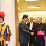 El presidente de Venezuela, Nicolás Maduro (c), es recibido por el presbíterio italiano Guido Marini (d), maestro de la Oficina de las Celebraciones Litúrgicas del Sumo Pontífice, hoy, lunes