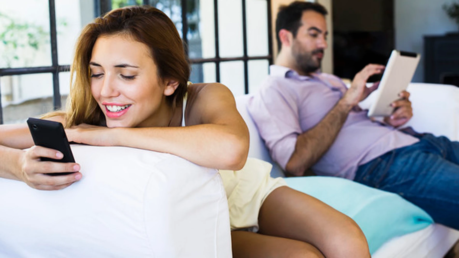Las parejas que cotillean entre ellas son más felices que las que no lo hacen, según un estudio
