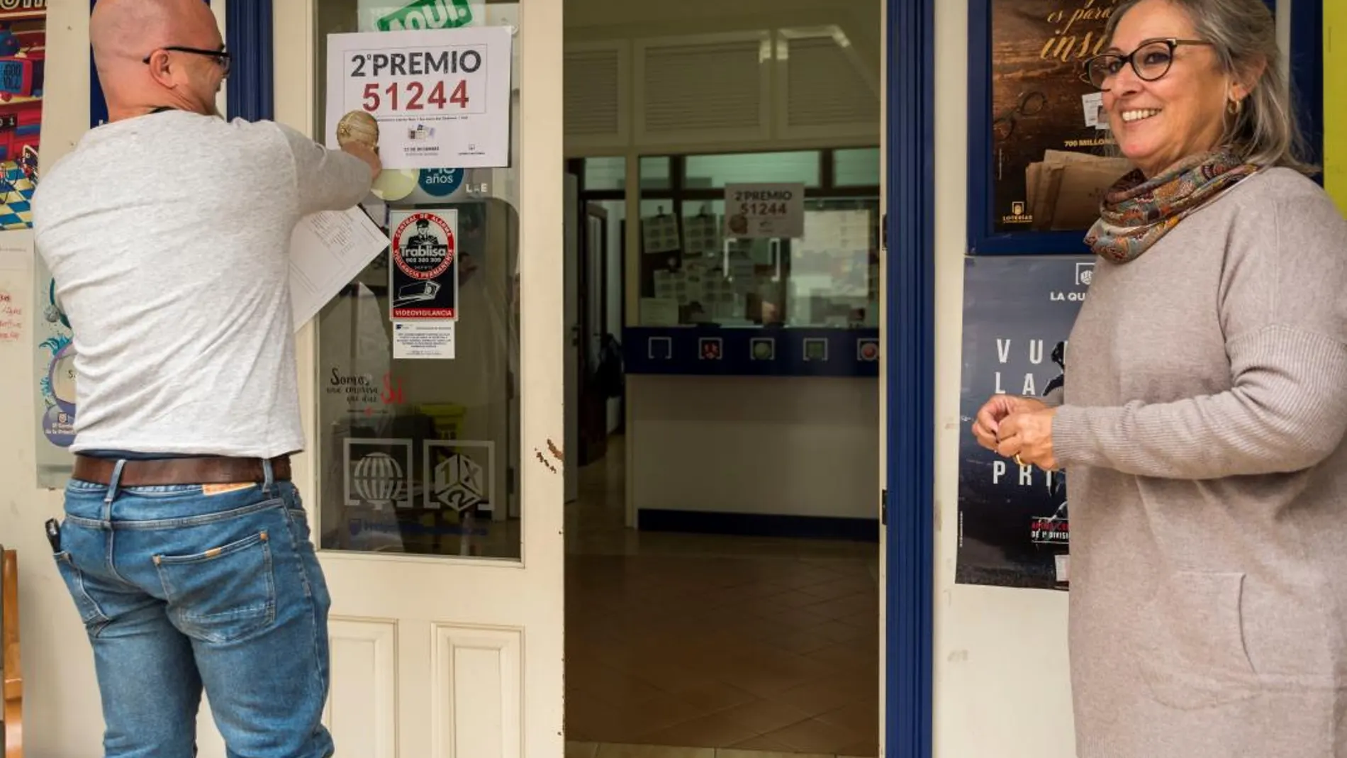 Joana Caldentey en la puerta de la administración de lotería donde han vendido 10 décimos del segundo premio