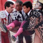 Javier Castaño siendo trasladado a la enfermería de la Plaza de Toros de Pamplona / EFE