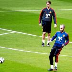 Andrés Iniesta, durante el entrenamiento de ayer, ante la mirada del seleccionador español, Julen Lopetegui.