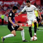 Munir conduce el balon ante el ex bético Juanfran / Foto: Efe