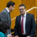 El líder del PP-A, Juanma Moreno (i) saluda al juez en excedencia Francisco Serrano y cabeza de lista de Vox.