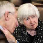 La presidenta de la Reserva Federal, Janet Yellen habla con el vicepresidente de la misma, Stanley Fischer
