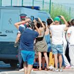 Periodistas, curiosos y simpatizantes de la causa independentista con lazos amarillos recibieron el furgón de la Guardia Civil cuando trasladaron a los dirigentes catalanes a las prisiones de Cataluña