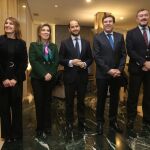 El consejero de Empleo, Carlos Fernández Carriedo, y el secretario de Estado de Empleo, Juan Pablo Riesgo, junto a la delegada del Gobierno, María José Salgueiro; la gerente del Servicio Público de Empleo, Rocío Lucas; y el director general del SEPE, Ignacio Niño