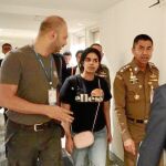 La adolescente saudí Rahaf Al Qunum accedió a salir de su habitación de hotel sólo cuando se le aseguró que no volvería a Arabia Saudí