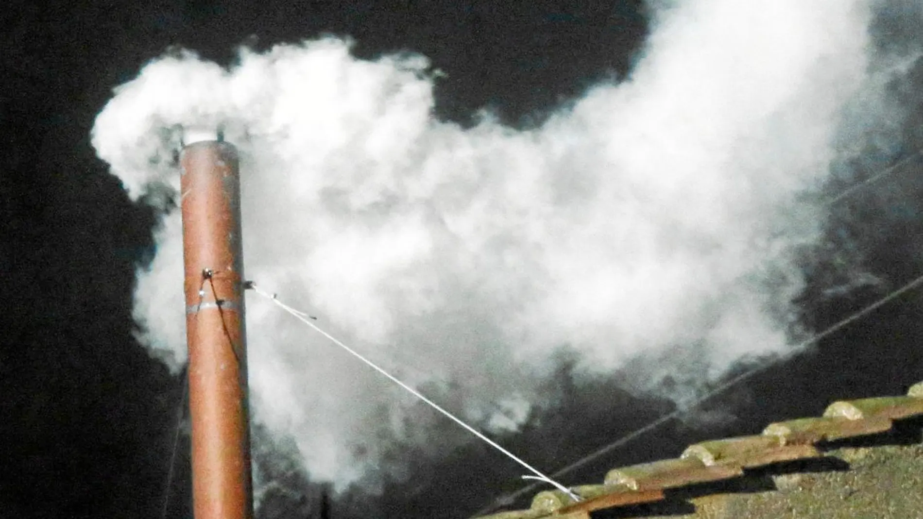 Fumata blanca saliendo de la chimenea de la Capilla Sixtina tras la elección de Bergoglio como Pontífice