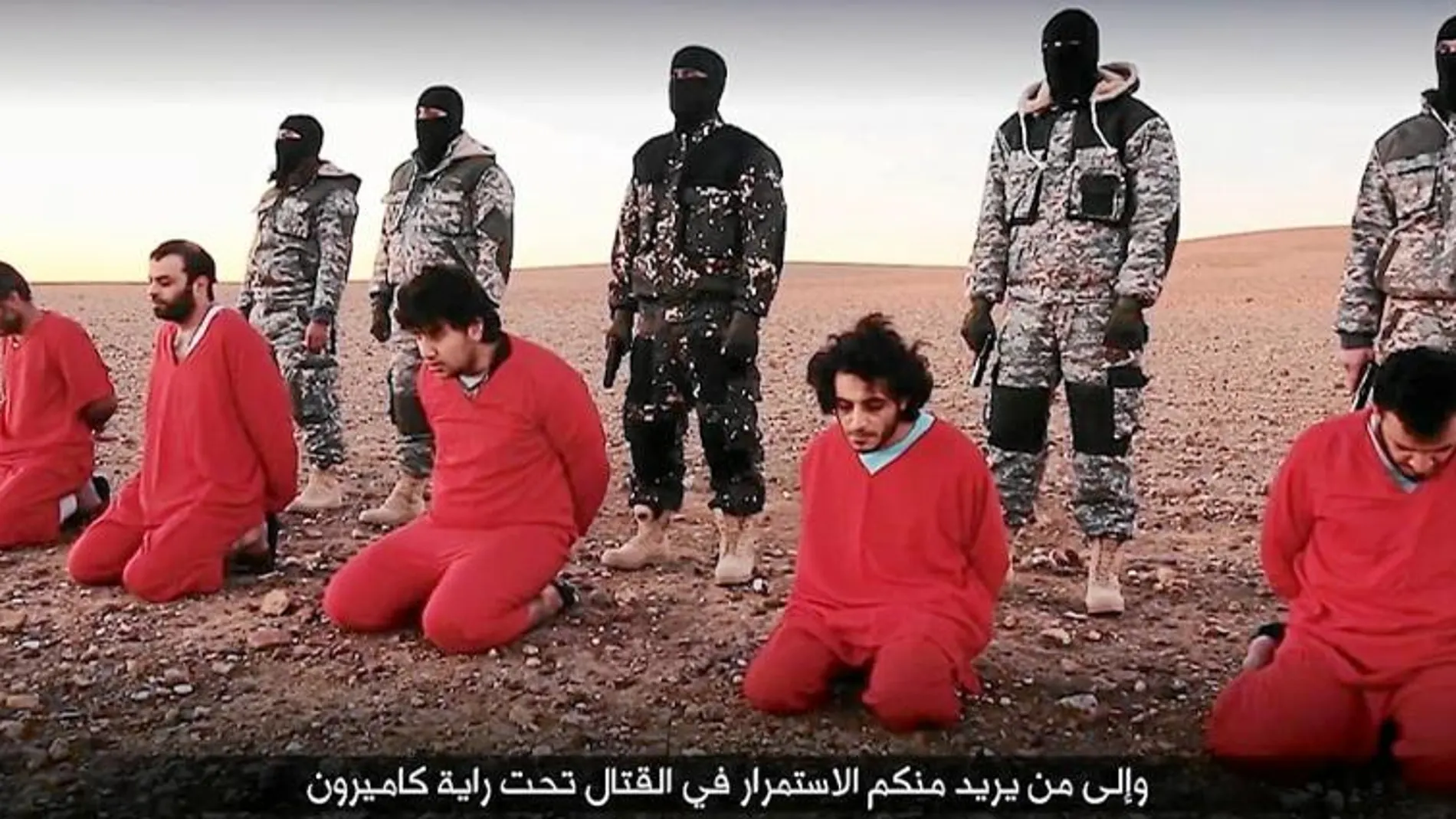 Propaganda del Daesh. Vídeo del Estado Islámico en el que los yihadistas ejecutan a cinco hombres acusados de espiar para Reino Unido en Siria