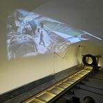 Para la muestra, la Sala de Bóvedas del Reina Sofía ha sido transformada en el interior de una mina coriginalmente en 1895, se narran una serie