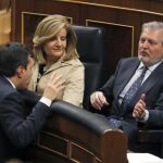 La ministra de Empleo, Fátima Báñez (c), y el de Educación, Íñigo Méndez de Vigo (d), conversan con el diputado del PP, José Luis Ayllón (i), esta tarde en el pleno del Congreso de los Diputados