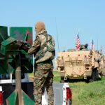 Tropas estadounidenses (d) junto a una milicia del grupo kurdo Unidades de Protección Popular (YPG) mientras patrullan en la ciudad al-Darbasiyah, en la frontera sirio-turca,