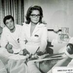 Carmen Sevilla (aquí junto a Ramiro Oliveros y Manuel Zarzo) fue la enfermera del paciente Íñigo en «Terapia al desnudo» (1975)