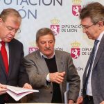 El alcalde de León, Antonio Silván, el presidente de la Diputación, Juan Martínez Majo, y el presidente de la Federación de Asociaciones del Camino de Santiago, Luis Perrino