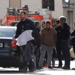 La Guardia Civil detuvo al hombre que se saltó la orden de alejamiento que tenía sobre su expareja y se había atrincherado armado con una escopeta en una casa de la localidad valenciana de Requena donde vive la mujer, que quedó liberada y no sufrió heridas. En la imagen, efectivos policiales en las inmediaciones de la vivienda.