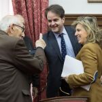 El secretario de Estado para las Administraciones Territoriales, Roberto Bermúdez de Castro, junto a la delegada del Gobierno, María José Salgueiro, saluda a Gregorio Alonso de «Soria ¡Ya!» /Concha Ortega/Ical