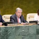 Antonio Guterres habla junto al subsecretario general de la Oficina de las Naciones Unidas contra el Terrorismo, Vladimir Voronkov (i), y la jefa de Tecnologías de la Información y Comunicaciones, Atefeh Riazi (d)