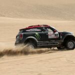 El piloto español Nani Roma en la tercera etapa del rally Dakar 2018 hoy entre Pisco y San Juan de Marcona (Perú)