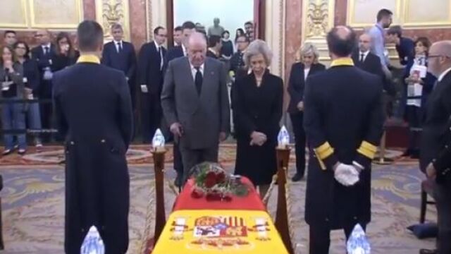 Los Reyes eméritos ante el féretro de Alfredo Pérez Rubalcaba