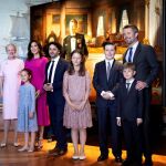 La familia real de Dinamarca en la presentación del nuevo retrato del heredero que el artista Ralph Heimans ha realizado al óleo por su 50 cumpleaños