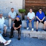 Uno de los corrillos habituales del verano en una plaza de Becerril de la Sierra, cuya población en verano crece hasta los 18.000 vecinos