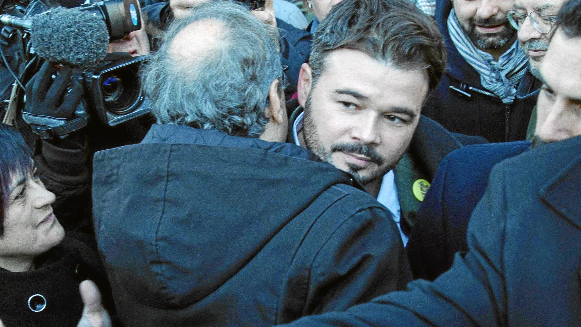 El presidente de la Generalitat, Quim Torra, se abraza al diputado de ERC Gabriel Rufián, ayer a su llegada al Tribunal Supremo