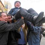 El provisional alcalde de Ponferrada, Samuel Folgueral, es manteado tras resultar elegido