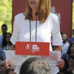 La candidata a Lehendakari por el PSE, Idoia Mendia (i), durante su intervención en un acto de campaña
