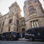 Imagen del Tribunal Superior de Justicia de Cataluña, vigilado por la Policía Nacional