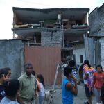 Varios habitantes de Atacames junto a sus destruidas casas
