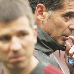 Fernando Hierro con Albert Celades, ayer, preparando el partido de España de hoy / Efe