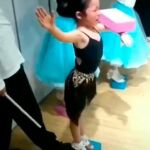 La niña llora por el exigente entrenamiento recibido