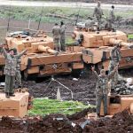 Soldados turcos sobre sus carros de combates, ayer en Hatay, en la frontera