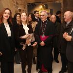La presidenta del Congreso de los Diputados, Ana Pastor; la presidenta de las Cortes de Castilla y León, Silvia Clemente, y el obispo César Franco, durante la inauguración Presentación de la nueva Sala de Pintura Bajo Claustro en la Catedral de Segovia