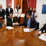 Juanma Moreno y Juan Marín estrechan las manos durante la reunión que han tenido esta tarde en el Parlamento de Andalucía/Efe